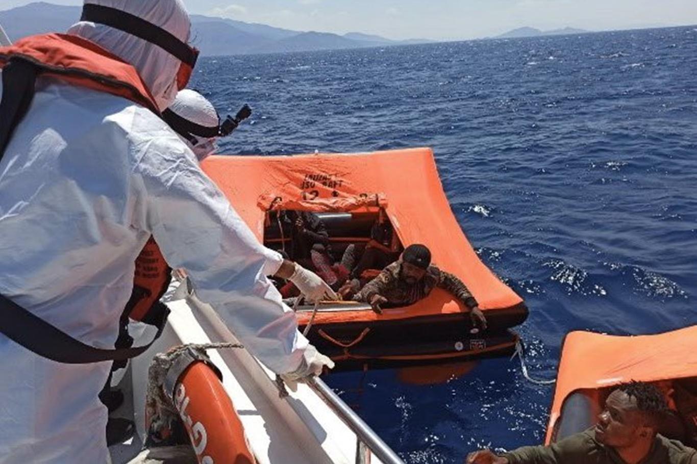 Ege sularında ölüme terk edilen 57 düzensiz göçmen son anda kurtarıldı